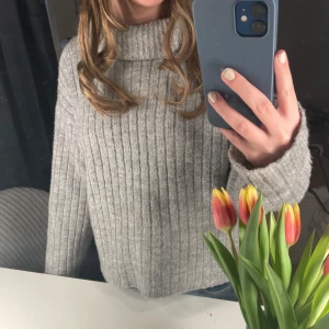 superfin stickad polotröja - Bara använd få gånger superfint skick🥰står ingen storlek men den är som en xs/s