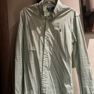 Polo Ralph Lauren  - Grön,lila,vit randig Ralph Lauren skjorta i storlek slim fit S 