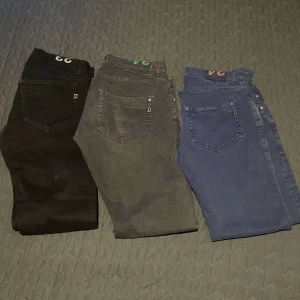 Tre par dondup jeans - Säljer dessa 3 dondups för 1399 skicket är 8-9/10. Storlek 33-34 men truesize är runt 32. Modellen pả bilden är runt 185 cm läng. Hör av er vid frägor och funderingar!