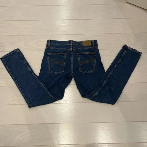 Nudie Jeans - Vi säljer nu ett par mörkblå Nudie jeans i storlek 31W, 32L! Jeansen är knappt använda och är perfekta nu inför våren! Priset kan diskuteras vid snabb affär 💨