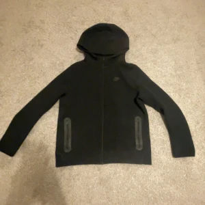  svart tech fleece - Priset kan diskuteras. Inte andvänd många gånger alls. 