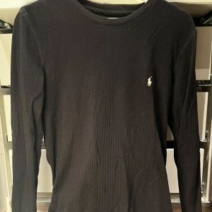 Svart långärmad tröja från Polo Ralph Lauren - Säljer en svart långärmad tröja från Polo Ralph Lauren. Tröjan har en diskret logga på bröstet.