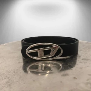 Diesel bälte - Snyggt svart diesel bälte. Perfekt för att ge en stilren touch till din outfit. Använt ungefär 4 gånger och inga märken eller någon defekt på det. Bara höra av dig om du har en fråga. Ej fast pris.
