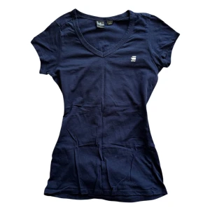 Mörkblå v-ringad t-shirt - Snygg mörkblå v-ringad t-shirt från G-Star med korta ärmar. Perfekt för en casual look!