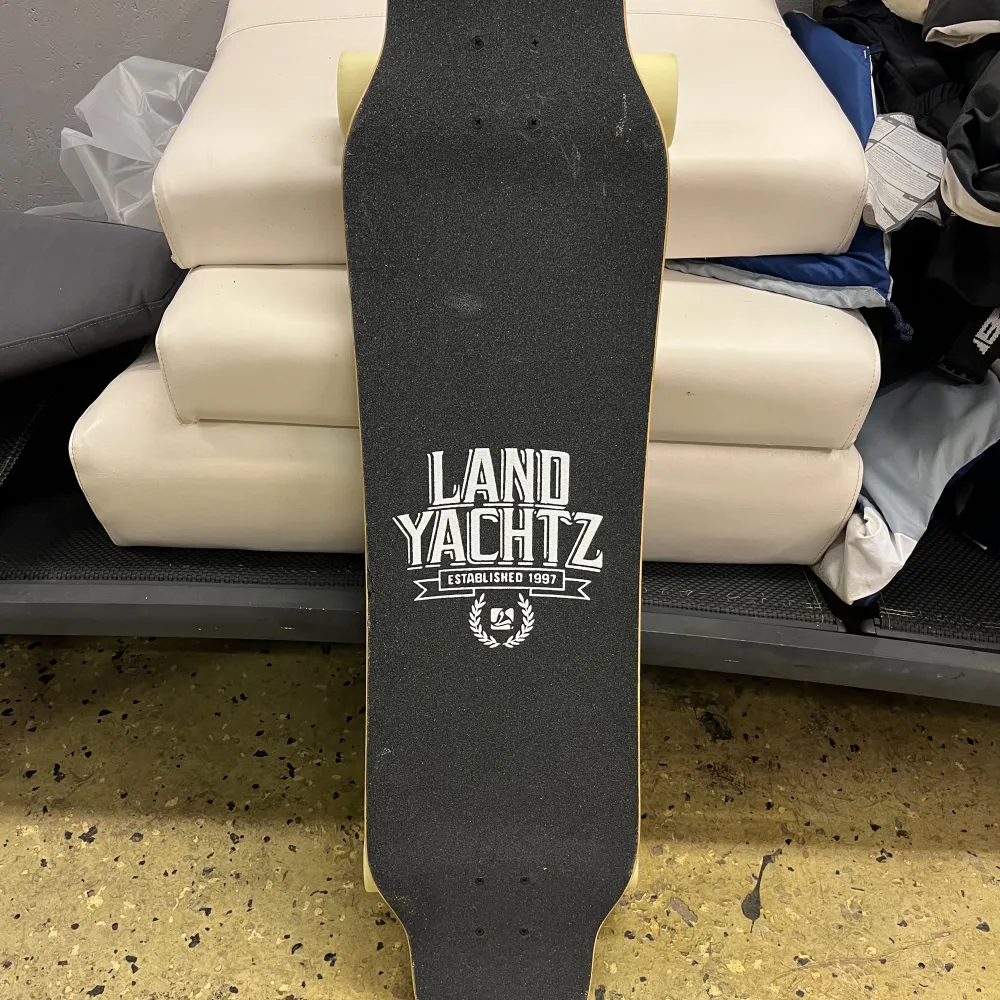 LandYachtz longboard Helt ny, bara stått i källaren. Hoppas den kommer i någon händer som kommer använda den. Pris: 1600. Muu.