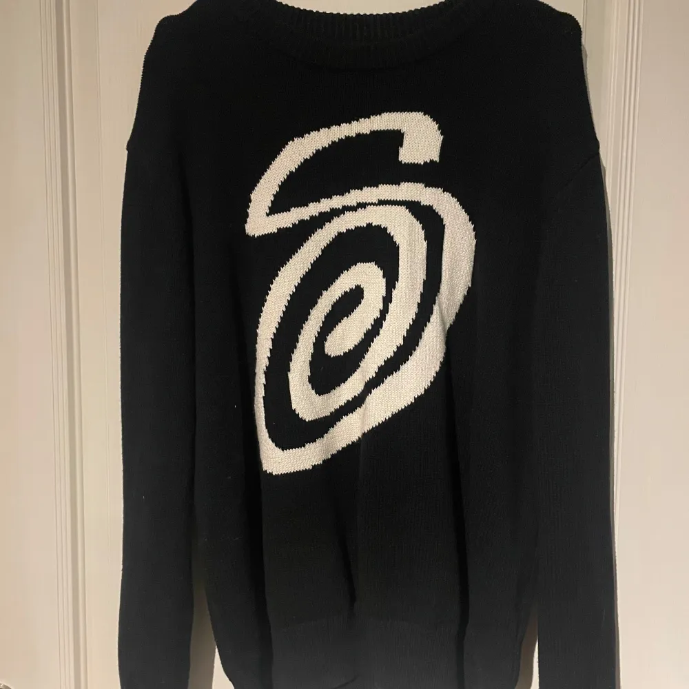 Stickad stussy tröja. Knappt använd och köpt för något år sedan när den droppades.. Neuletakit & Villapaidat.