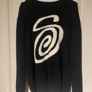 Svart tröja från Stussy - Stickad stussy tröja. Knappt använd och köpt för något år sedan när den droppades.