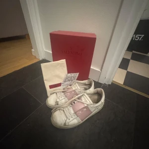 Valentino sneakers  - Rosa Valentinos 🩷 Stilrena och perfekt för att toppa din outfit! Väl använda men har fortfarande många användningar kvar 🤩Låda, dustbag och kvitto medföljer självklart ✨