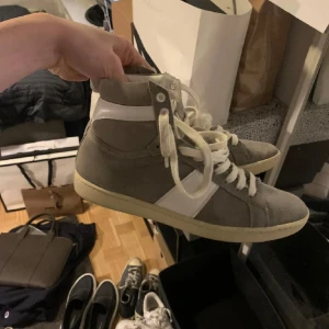 Ysl skor - Snygga grå ysl höga sneakers med vita detaljer och snörning. Storlek 42, men passar också 43. Skick 8/10. 