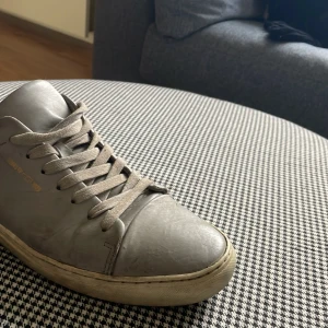 Grå sneakers med snörning - Snygga grå sneakers med snörning och en stilren design. Perfekta för en avslappnad stil. Skorna har en vit sula som ger en fin kontrast till det gråa.