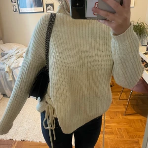 Stickad tröja med knytningar på sidorna  - Har aldrig använd denna