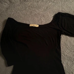 Svart topp från See by Chloé - Snygg svart topp från See by Chloé med puffiga korta ärmar. Perfekt för en stilren look.