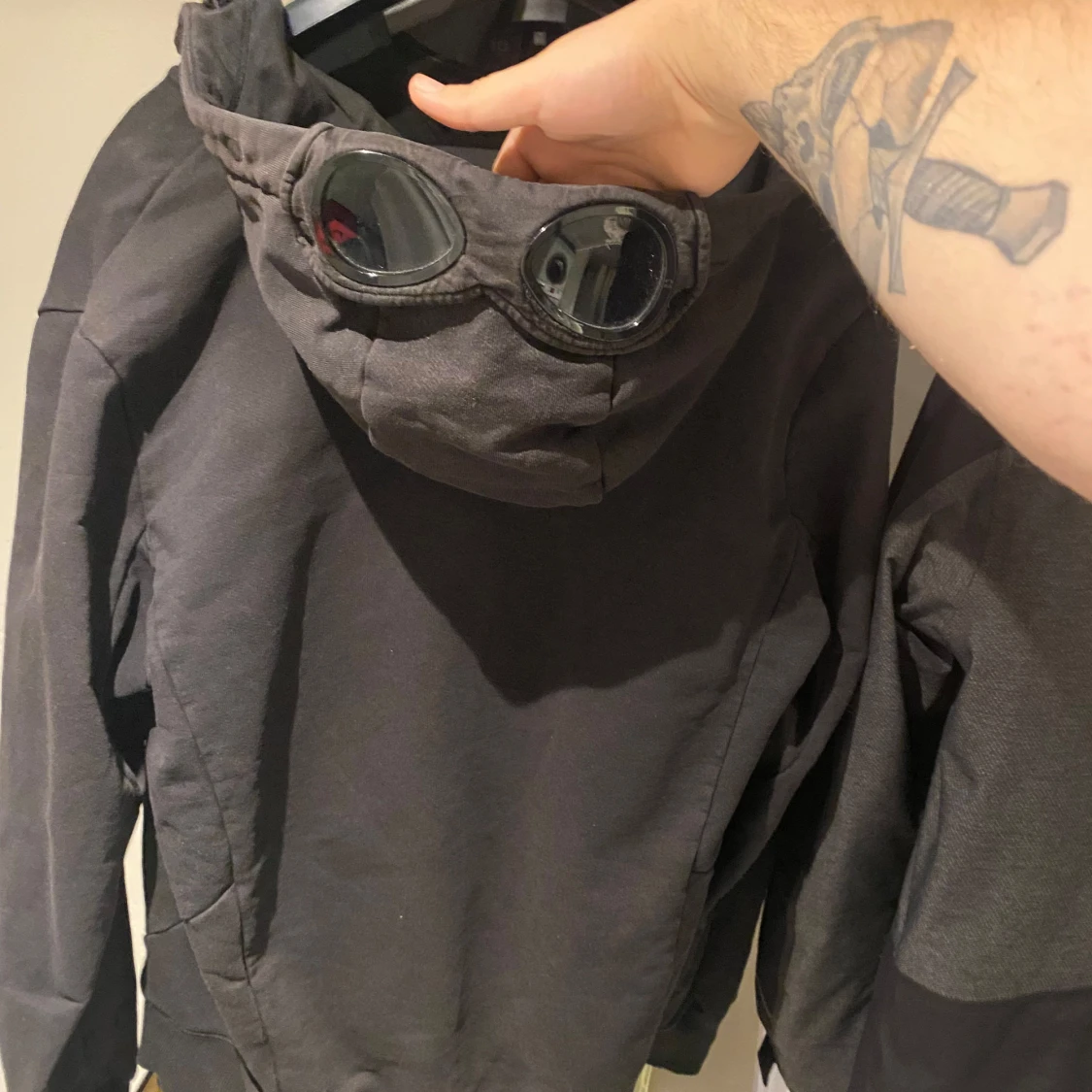 Svart hoodie med huva och glasögon från C.P. Company - 2