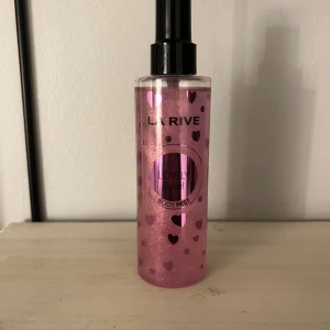 La Rive Lovely Pearl Body Mist - Säljer en La Rive Lovely Pearl Body Mist.                  Helt oanvänd. Säljer pågrund av att inte min doft. 💕