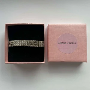 Glittrigt armband - Armband med glittrande stenar i silver💕