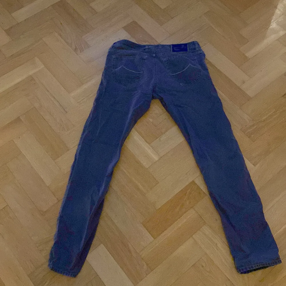 Snygga blå jeans från Jacob Cohen, kända för sin kvalitet och stil. Det är inte denim dom är som chinos skriv om du har några frågor!. Farkut & Housut.