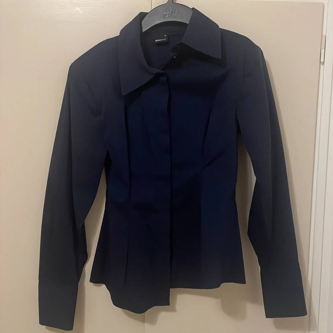 Mörkblå blus från Gina  - 2