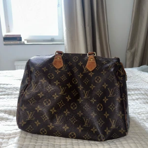 Louis Vuitton speedy - Säljer en klassisk Louis Vuitton speedy väska. Den är köpt vintage för ca 7 år sen men den är fortfarande i väldigt fint skick. Dragkedjan funkar toppen även om den man drar i är trasig (se bild 5). Möts helst upp i Göteborg! Garanterat äkta. Skicka gärna prisförslag 🥰