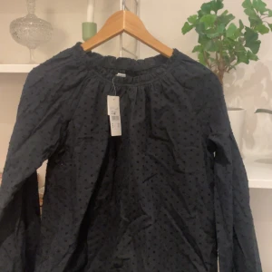 Svart blus - Helt oanvänd blus från Cubus. Säljer då den var för stor. Kan tänka mig sänka pris vid snabb affär 