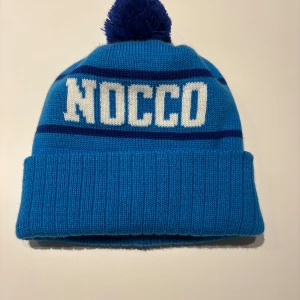 Blå nocco mössa - Helt ny nocco mössa som inte går att köpa någonstans. Mössan är helt ny och aldrig använd. Hör av er vid frågor. Pris kan diskuteras vid snabb affär