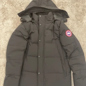 Canada Goose VinterJacka  - Hej, Nu säljer jag min vinterjacka som jag har använt den bara fåtal gånger, det väl sägs att den är helt ny skick. Anledningen jag säljer den för att jag har nu en annan jacka.