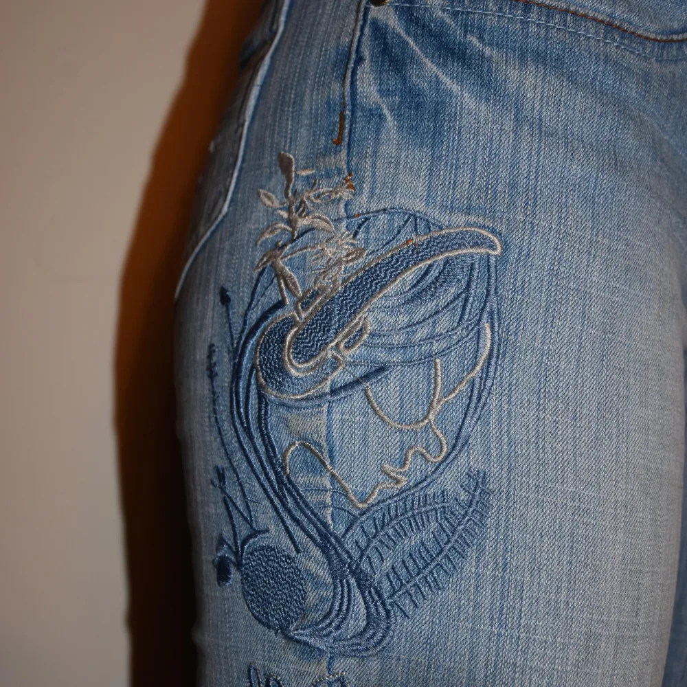 Snygga ljusblĂ„ bootcut jeans med jĂ€tte coola detaljer pĂ„ bakfickan och sidan. SĂ€ljer dĂ„ dom tyvĂ€rr inte kommer till anvĂ€ndning. InnebredslĂ€ngd: 82cm Midja: 36cm sitter perfekt pĂ„ modellen som Ă€r 175cm đ. Farkut & Housut.