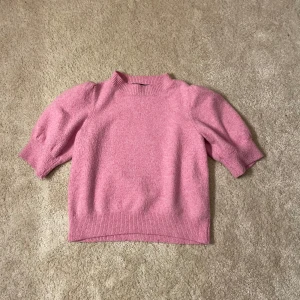 Rosa stickad tröja - Säljer en söt rosa stickad tröja med korta ärmar.          OBS kan ej skicka med Instabox endast PostNord