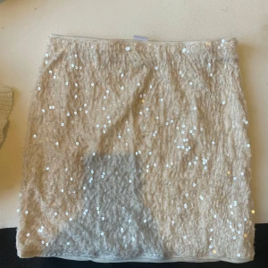 Vit paljettkjol - Vit paljettkjol från Lindex i storlek 134/140 men passar mig perfekt som är xs/s. Endast använd en gång på nyår. 