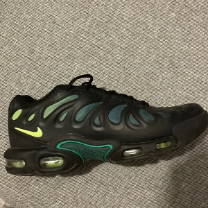 Nike air max plus drift - Snygga Nike sneakers med en unik svart och grön design. Skorna har en futuristisk look med synliga luftkuddar i sulan och en iögonfallande mönstrad ovandel. Perfekta för dig som vill ha en stilren men ändå utstickande stil.Pris kan sänkas vid snabb affär.
