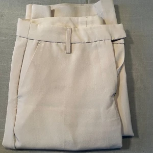 Beige kostymbyxor från BikBok - Snygga beige kostymbyxor från BikBok i storlek 36.