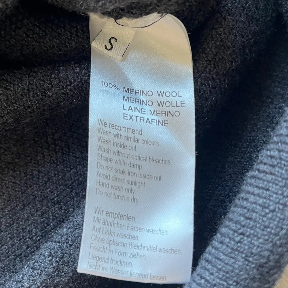 Säljer en stilren mörkgrå tröja från Sand Copenhagen i 100% merinoull. Tröjan har en klassisk design med rund hals och långa ärmar, perfekt för kyligare dagar. Ett måste för garderoben! 🖤den är i mycket gott skick och innehar samma fantastiska kvalitet som alla varor från Sand. Hör gärna av vid frågor, funderingar eller prisförslag:). Neuletakit & Villapaidat.