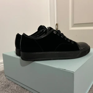 Svarta sneakers från lanvin helt nya - Snygga svarta skor från lanvin nypris hela 5000 mitt pris 3700 använda 5 gånger har kvitto från miinto