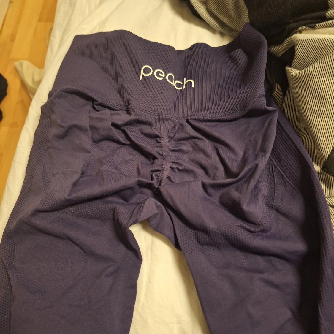 Mörklila leggings från Peach - 1