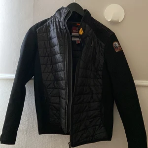 Parajumper Jayden hybrid - En mycket varm och snygg hybridjacka. I storlek y/s som motsvarar 152-160. Sparsamt använd och i mycket bra skick syns inte att den är använd. Jag har använt den från och till i en halv säsong nästan. Nypris 3499kr, mitt pris 2299. Pris går att diskuteras vid snabb affär!