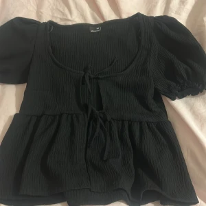 Svart blus  - Säljer min svarta blus som ej kommer till användning. Den är använd en gång så den är nästa helt ny och har inga defekter💕den är i storlek xxs men skulle säga att den passar xs och s💗💗💗