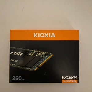 KIOXIA Exceria NVMe SSD 250GB - Säljer en KIOXIA Exceria NVMe SSD med 250GB lagringskapacitet. Perfekt för att uppgradera din dator med snabbare lagring. Kompakt och effektiv design för smidig installation.