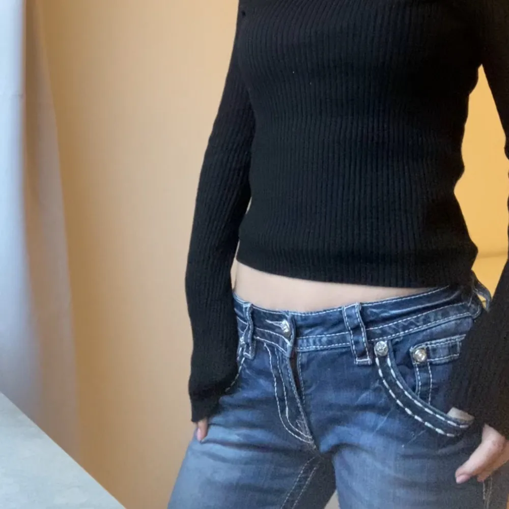(Kan sänka priset något vid snabb affär) Säljer dessa Skit Snygga blå jeans från Miss Me med unika broderade detaljer och dekorativa knappar på bakfickorna. Jeansen har en lågmidjad passform och en bootcut. Perfekta för dig som vill ha något extra i garderoben! Inga som helst defekter då knappt använda😊 Midjemåttet är ca 38 cm och innebenslöngden ca 79 cm😙. Farkut & Housut.