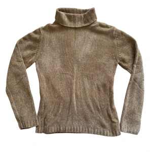 Beige polotröja - Säljer en stilren beige polotröja med långa ärmar. Perfekt för kyligare dagar med sin mjuka och bekväma passform.