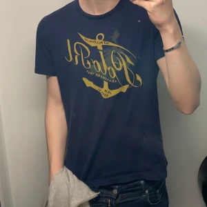  Ralph Lauren tshirt - Tja! Säljer nu min unika ralph lauren tshirt. Den är marinblå och i storlek s men skulle säga M. Pris är diskuterbart! 