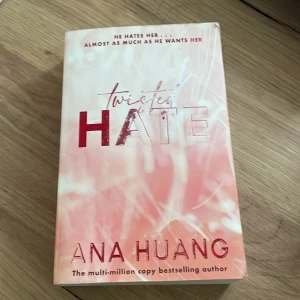 Twisted hate  - Tredje bokan i bok serien! Har varit utlånad några gånger därför ett lite sämre utseende 