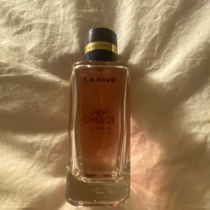La Rive Her Choice Parfym - Säljer en parfym från La Rive med doften 'Her Choice'. Ungefär 95% finns kvar.