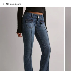 Blå jeans från Nelly - Snygga blå jeans från Nelly med bootcut-stil och låg midja. De har praktiska fickor fram och bak samt en klassisk dragkedja och knapp framtill. Perfekta för en avslappnad look. Nypris:800kr💕