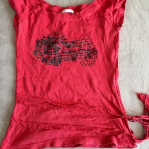 Y2K topp - Jättecool topp som jag har ärvt men själv aldrig använt. Den är ändå i väldigt bra skick, skriv till mig innan du köper💗passar xs-m ungefär