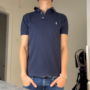 Ralph lauren pike  - Säljer en riktigt snygg Ralph lauren Pike skick 9/10 storlek s! Hör av dig om du har några frågor eller funderingar! Pris kan diskuteras vid snabb affär!🤝🤩