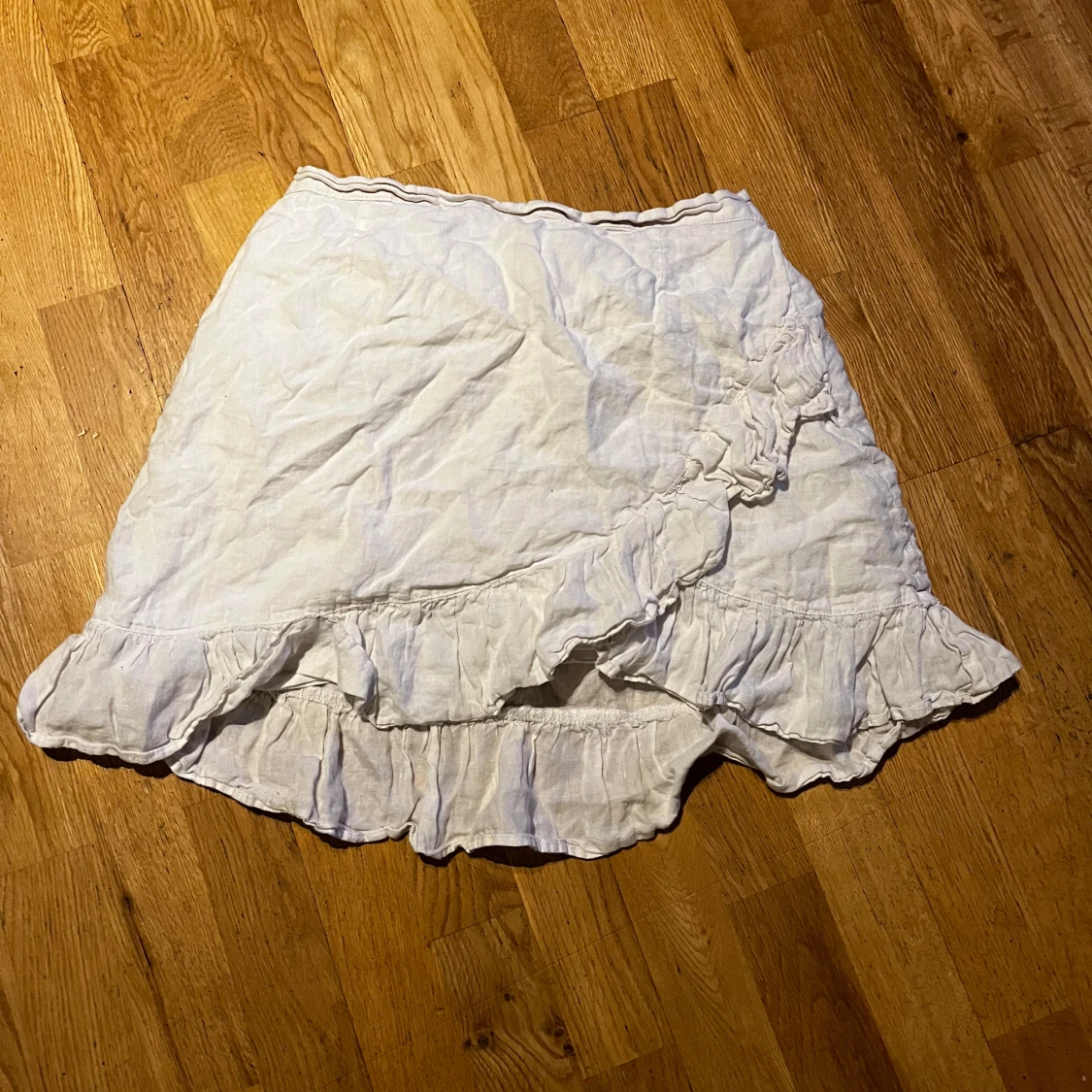 Vit omlottkjol med volang - 1