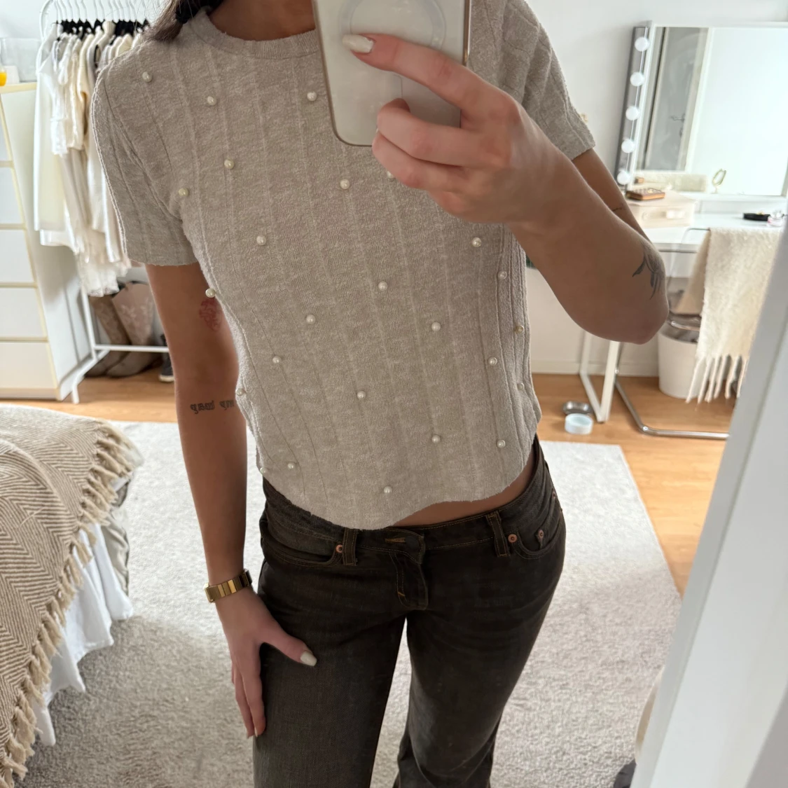 Beige stickad t-shirt med pärlor