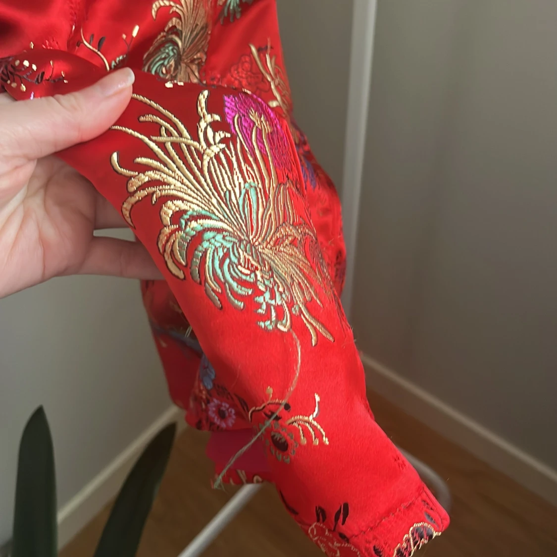 Röd blommig klänning med justerbara axelband - 1