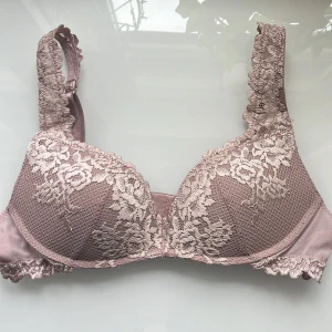 Rosa spets-bh - Säljer en vacker rosa bh från Intimissimi med spetsdetaljer. Bh:n har justerbara axelband och hakknäppning bak. Perfekt för att känna sig extra fin. Skicket syns i bilderna, finns tecken på användning efter att ha använts några gånger. 