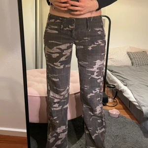 Camouflage byxor  - Snygga byxor med camouflage mönster. De har en perfekt bootcut passform💗🤞🫶