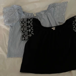 Två toppar med spetsdetaljer från H&M - Säljer två toppar från H&M i storlek M. Äger inget strykjärn SORRY👩🏼‍🦯‍➡️